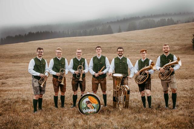 Die sieben Musiker von "VORLEWANKA" sind am 20. September 2025 im Stadl zu hören.  | Foto: Viktoria Fleischanderl