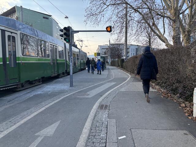 Auf beiden Seiten der Petersgasse im Bereich des Schulzentrums führt der Weg hinter der Haltestelle vorbei.  | Foto: MeinBezirk