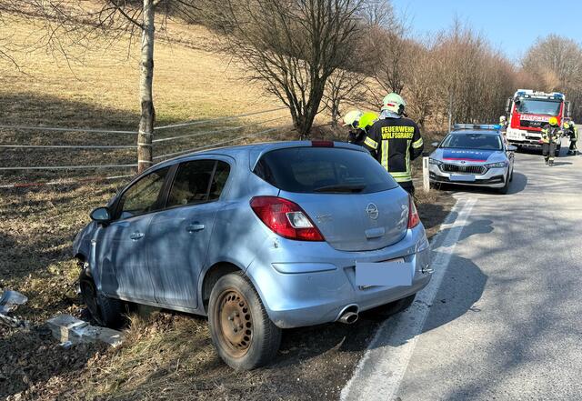 Die Lenkerin hatte viel Glück.  | Foto: FF Wolfsgraben