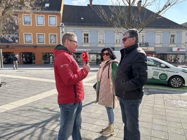 Am Hauptplatz erkundigten wir uns bei den Leuten, was früher besser gewesen sein könnte. | Foto: MeinBezirk