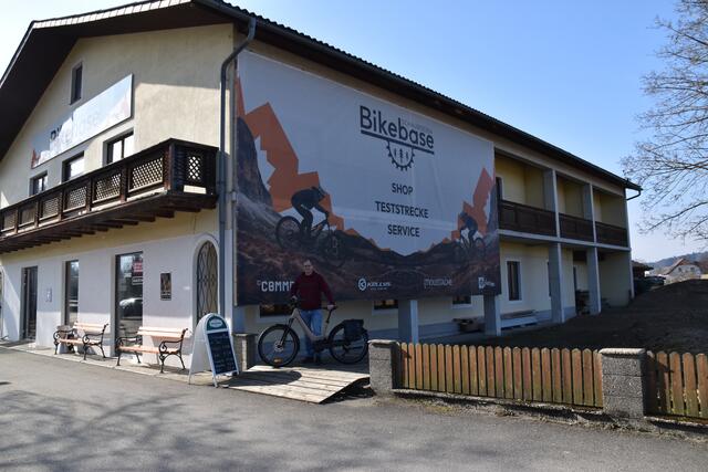 Senioren fahren ab auf E-Bikes: Rudolf Schager hat in seiner Bikebase in Schauboden alles rund um die Zweirad-Mobilität zu bieten. | Foto: Roland Mayr/MeinBezirk Scheibbs