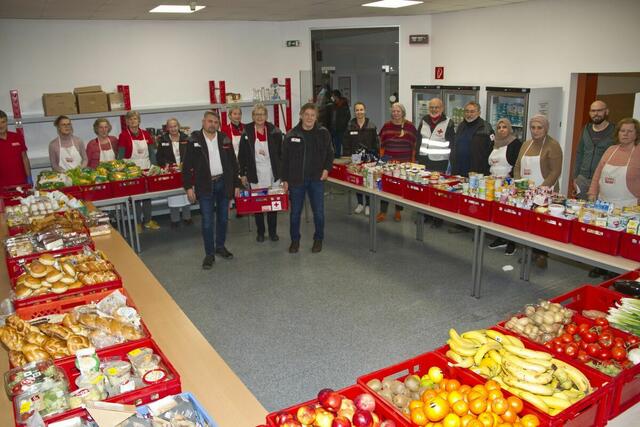 Über 80 ehrenamtliche TÖT-Mitarbeiterinnen und Mitarbeiter sammeln und verteilen jeden Samstag Lebensmittel an hilfsbedürftige Menschen - Weggeschickt wird niemand!!!! | Foto: Peter Seper