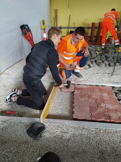 Die Schüler:innen der PTS Enns bekommen Einblicke in die verschiedensten Berufe. | Foto: PTS Enns