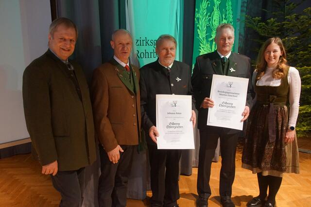 Johann Peter und der wiedergewählte Bezirksjägermeister Martin Eisschiel wurden für ihr langjährigen Verdienste mit dem Silbernen Ehrenzeichen des Oberösterreichischen Landesjagdverbandes ausgezeichnet. Dazu gratulierten Landesjägermeister Herbert Sieghartsleitner (2.v.r.) und Staatssekretärin Claudia Plakolm, sowie Bezirksjägermeister-Stellvertreter Johannes Wohlmacher (1.v.r.).  | Foto: Helmut Eder