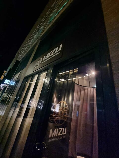 Stilvolles Ambiente und kunstvoll präsentierte asiatische Köstlichkeiten im Mizu in Innsbruck. | Foto: Genussspecht