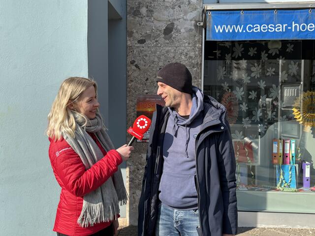 "Früher waren nicht viele Autos auf den Straßen, womit es weniger Verletzte oder Tote im Verkehr gab", meinte dieser Herr. | Foto: MeinBezirk