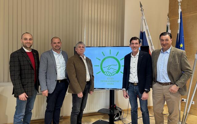 Bürgermeister Peter Stradner und Vizebürgermeister Ferdinand Weber mit den Betreibern Walter Schiefer (r.), Alex Partl und Paul Kiendler (l.). | Foto: Brigitte Gady