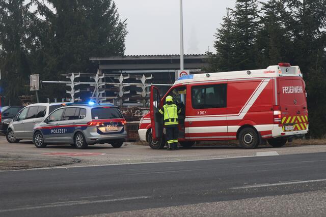 In Gunskirchen fuhr ein Pkw auf einer Kreuzung der Grünbachtalstraße frontal in einen Zaun. | Foto: laumat.at