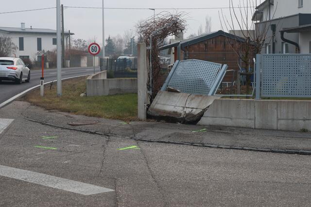 In Gunskirchen fuhr ein Pkw auf einer Kreuzung der Grünbachtalstraße frontal in einen Zaun. | Foto: laumat.at