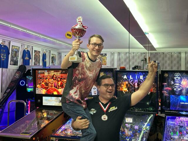 Sieger Markus Ramsner mit Stefan Riedler (Obmann) | Foto: FlipperVerein FlippArena Vöcklabruck