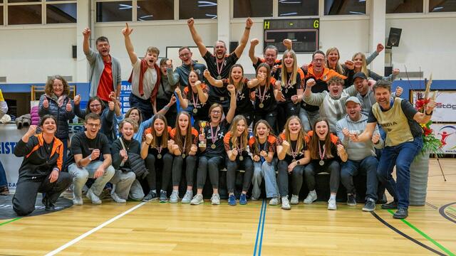 Die Faustballerinnen von Union Greisinger Münzbach mit Anhang bei der Siegerehrung. | Foto: Josef Pils