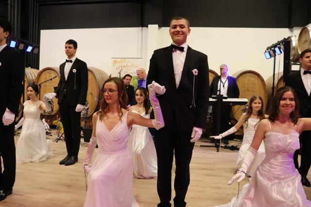 Pünktlich um 20 Uhr war es dann soweit – der Ball wurde mit einer feierlichen Eröffnungspolonaise offiziell eröffnet. | Foto: Alejandra Ortiz