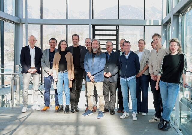 Arbeiten mit Weitblick für die Bildung der Kinder: Die Bildungsexperten und teilnehmenden Schulleiter (v.l.): Werner Leithmayer (Leiter Schulamt), Herbert Gimpl (Bildungsdirektion Tirol), Julia Zmugg (Direktorin MS Ilse Brüll-Gasse), Gregor Örley (Vizerektor PHT), Michael Schratz (LFU, Institut für LehrerInnenbildung und Schulforschung), Holger Perkounigg (Direktor MS Hötting), Thomas Neuwirth (Bildungsdirektion), Christian Grabher (ehem. Direktor „Schule am See“), Markus Astner (Bildungsaktivist, Initiator „Schule. Zukunft. Jetzt“), Doris Schumacher (Direktorin BRG in der Au), Ursula Ortner (Direktorin Schule am Inn), Laurenz Hennig (VS Innere Stadt) und Andrea Kreisl (BürgerInnenbeteiligung und partizipative Stadtgestaltung). | Foto: IKM/A. Steinacker