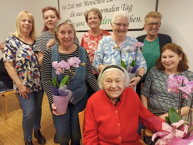 Elisabeth Schneider, Roswitha Krakhofer, Rita Kohn, Brigitte Richter, Maria Mündler(sitzend), Josefine Torner, Josefa Ecker und Elisabeth Brunner feierten im Seniorenclub. | Foto: Franz Perger