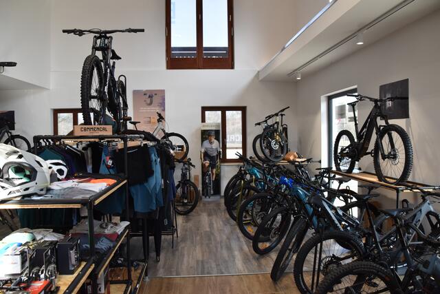 Senioren fahren ab auf E-Bikes: Rudolf Schager hat in seiner Bikebase in Schauboden alles rund um die Zweirad-Mobilität zu bieten. | Foto: Roland Mayr/MeinBezirk Scheibbs