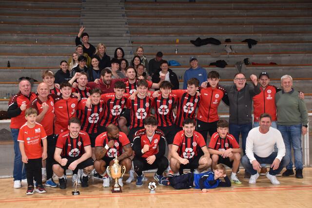 Die Spieler vom SV Kirchfidisch sind nicht nur in der Halle erfolgreich. Sie jubelten auch im BFV-Cup-Achtelfinale. | Foto: Michael Strini