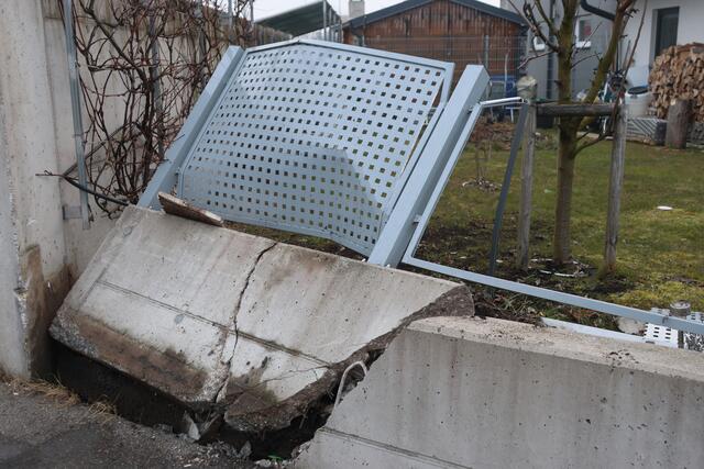 In Gunskirchen fuhr ein Pkw auf einer Kreuzung der Grünbachtalstraße frontal in einen Zaun. | Foto: laumat.at