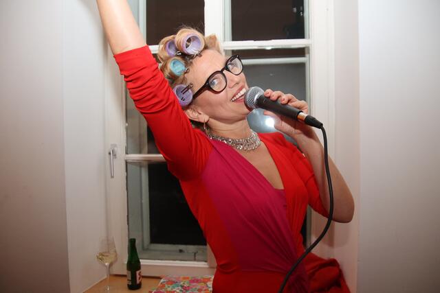 Djane Colette begleitete auch als Sängerin durch den Abend.