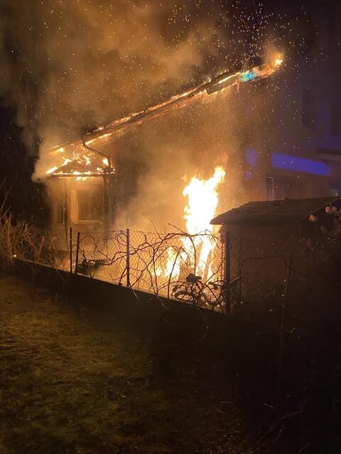 Die Fassade eines Wohnhauses in der Donaustadt stand in Flammen. | Foto: Berufsfeuerwehr Wien