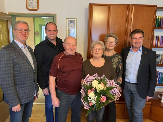 Der Jubilar Norbert Brei (3.v.l.) freute sich sichtlich über die Gartulationen. | Foto: Gemeinde