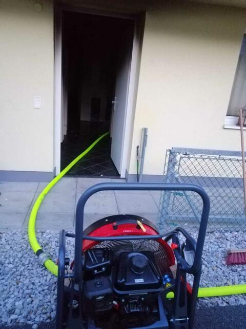 Ein Wohnungsbrand sorgte für einen Großeinsatz von Feuerwehr, Polizei und Rettung. | Foto: FF Rinn