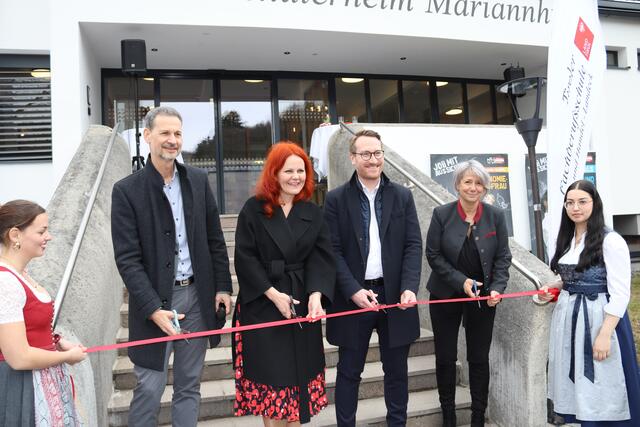 Die Einweihung des generalsanierten Landesschülerheimes „Mariannhill" in Landeck. Im Bild zu sehen sind von links: Edgar Gmeiner (Kaufmännischer Geschäftsführer TIGEWOSI), Landesrätin Cornelia Hagele, LH-Stv. Philip Wohlgemuth und Martina Bombardelli (Direktorin der TFBS Landeck). | Foto: Elisabeth Zangerl 