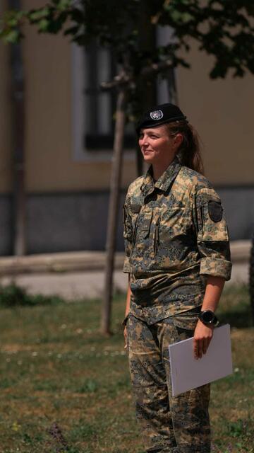 Lisa Schwarzl, 22 Jahre alt und aus Altruppersdorf, hat gerade ihre Ausbildung zur Unteroffizierin in der Waffengattung Artillerie abgeschlossen.  | Foto: Bodensteiner