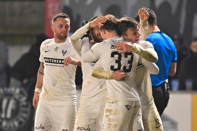 Jubeltraube mit dem Schlusspfiff. Christoph Urdl traf zum 2:1, Jakob Jantscher (l.) feierte sein Comeback. | Foto: GEPA-Pictures