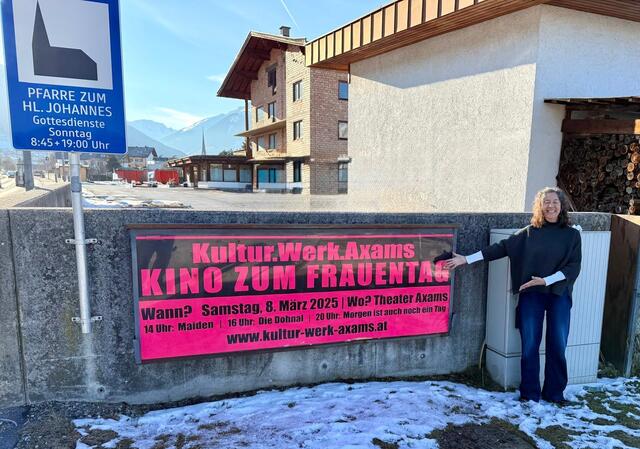 Connie Barwick vom kwa mit dem Banner für den Filmtag an prominenter Stelle am Ortseingang.
 | Foto: kwa