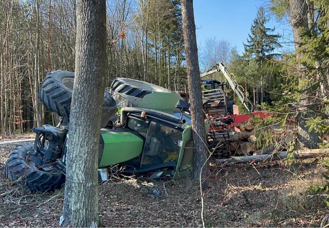 Der Lenker (64) wurde eingeklemmt und verstarb trotz rascher Hilfe, der Beifahrer wurde verletzt.
 | Foto: DOKU-NÖ