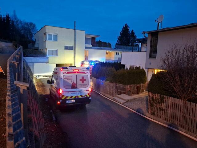 Ein Wohnungsbrand sorgte für einen Großeinsatz von Feuerwehr, Polizei und Rettung. | Foto: FF Rinn