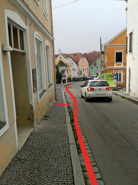 Wird für Rollstuhlfahrer der Gehweg in der Innbruckstraße noch verbreitert? | Foto: Fotomontage/MeinBezirk