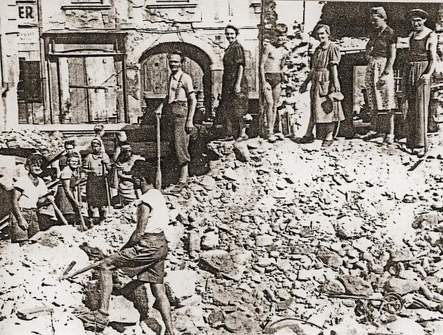 Bearbeitung der Schuttmassen 1945 | Foto: Bousska