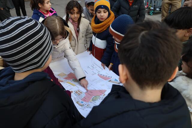 Auch die Kinder durften einen Blick auf den Plan werfen und erkannten dabei einige Details ihres derzeitigen Schulhofes. | Foto: Lucas Mallinger/ BV 5