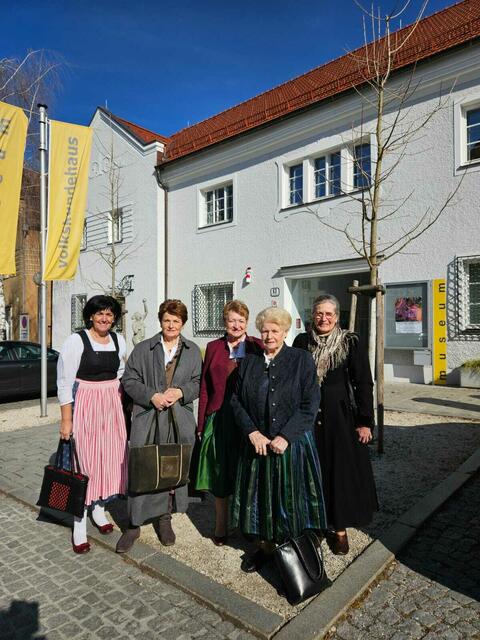 Andrea Schachinger, Martina Pühringer, Monika Berger, frühere Bezirksobfrau Anni Schachinger und Gründungsbezirksobfrau Melitta Mayer. | Foto: Goldhaubenfrauen