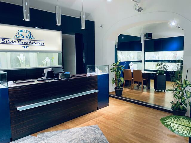 Bei Brandstetter gibt es Schmuck für Damen und Herren.  | Foto: Brandstetter