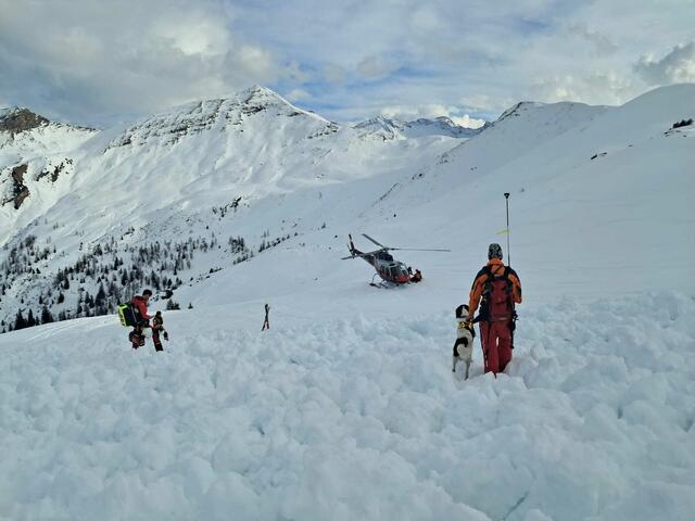 Das Rettungshubschrauberteam entdeckte schließlich den Lawinenkegel auf etwa 2.200 Metern Höhe. | Foto: Bergrettung/Gollner