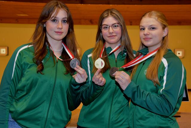 Diese drei jungen Damen aus Pabneukirchen "glänzten" bei den LM Luftgewehr in der Klasse Jungschützinnen: 1. Jana Heilmann (Mitte), 2. Alexandra Raab (links), 3. Melanie Hader (rechts).  | Foto: Zinterhof