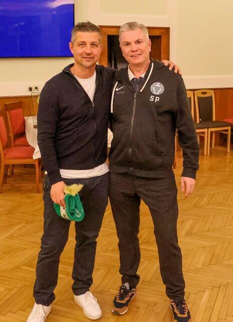 Grüm Weiß Micheldorf Sektionsleiter Stefan Prieler (re.) mit FC Blau Weiß Linz-Coach Gerald Scheiblehner



STEFAN PRIELER | Foto: Helmut Dietmaier