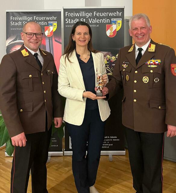 Der Kommandant der FF St. Valentin, Peter Spanyar, Bürgermeisterin Kerstin Suchan-Mayr Bezirksfeuerwehrkommandant-Stv. Josef Fuchsberger. | Foto: Bfkdo Amstetten