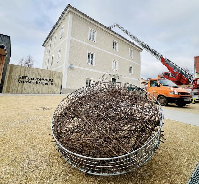 Das neue Storchennest besteht aus Metall und hat eine spezielle Abdeckung, damit der Kamin beheizbar ist. | Foto: STGT
