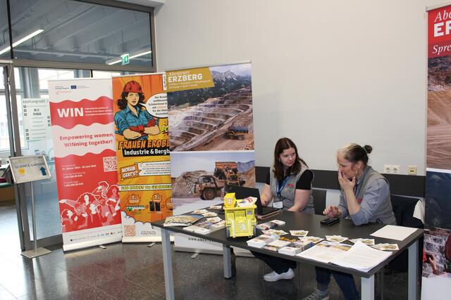 Etliche Informationsstände wurden für die Besucherinnen und Besucher aufgebaut. | Foto: Helga Gößwellner