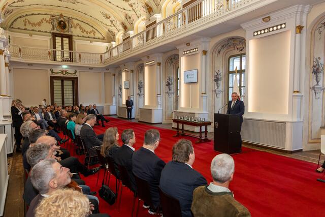 Die Ehrung verdienter Mitarbeiterinnen und Mitarbeiter von landesnahen Unternehmen fand in der Aula der Alten Universität statt.  | Foto: Land Steiermark/Robert Frankl