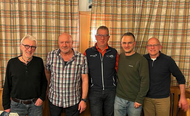 Ideengeber des "Friedensprojekts" war der erste Vorsitzende der Sektion Pfarrkirchen, Rainer Brandl (r.). Mit dabei sind auch vom Alpenverein Schärding Siegi Prey (Mitte) und Rudi Wagner (2. v. l.). | Foto: Gruber