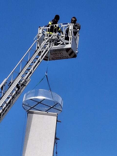 Hoch hinauf mit dem neuen "Wohnsitz" für die freudig erwarteten Störche. | Foto: St. Michael