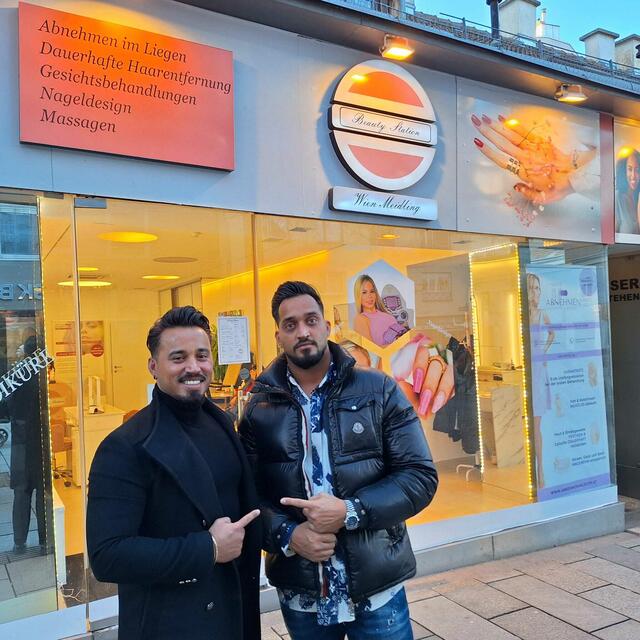 Omid Anwari (links) und sein Bruder Edy (rechts) vor ihrer Beauty Station in der Meidlinger Fußgängerzone. | Foto: Michael Ellenbogen