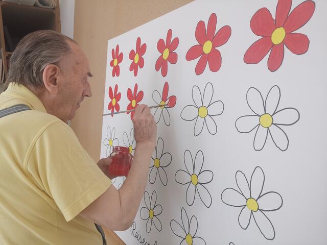 Heinrich Reisenbauer bei der Arbeit im Büro der galerie gugging | Foto: SHE Haus der Künstler
