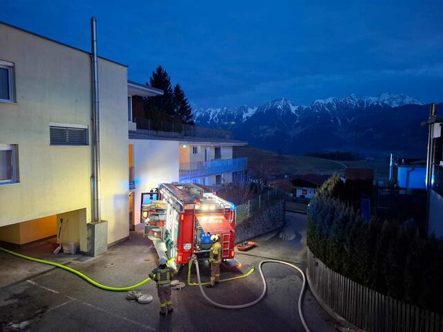 Einsatz in den frühen Morgenstunden. Die Feuerwehr kämpfte gegen die Flammen in einem Mehrparteienhaus in Rinn. | Foto: FF Rinn