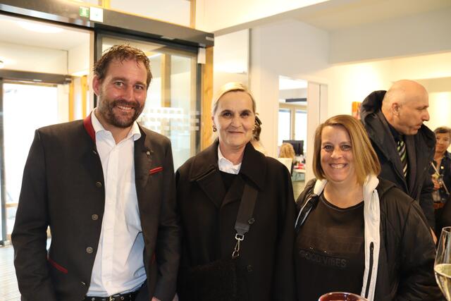 Thomas Rudig (Direktor-Stv. TFBS Landeck) mit Maria Jörg-Fleisch (Maler Martin Fleisch KG) und der Landecker Künstlerin Heidi Rainalter, deren Bilder die Räumlichkeiten schmücken.  | Foto: Elisabeth Zangerl 