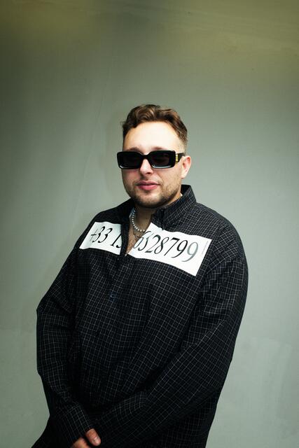 Malugi, Gründer des Club Heartbroken-Konzepts, bringt seine positive Vibes erstmals auf die wandelbare ELF-Bühne. | Foto: Malugi